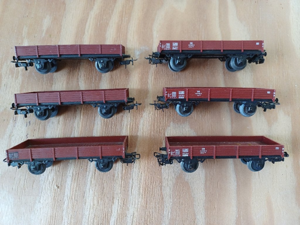6 lage bakwagens, waarvan 1 met ontbrekende buffers, Wisselstroom, Gebruikt, Wagon, Ophalen of Verzenden