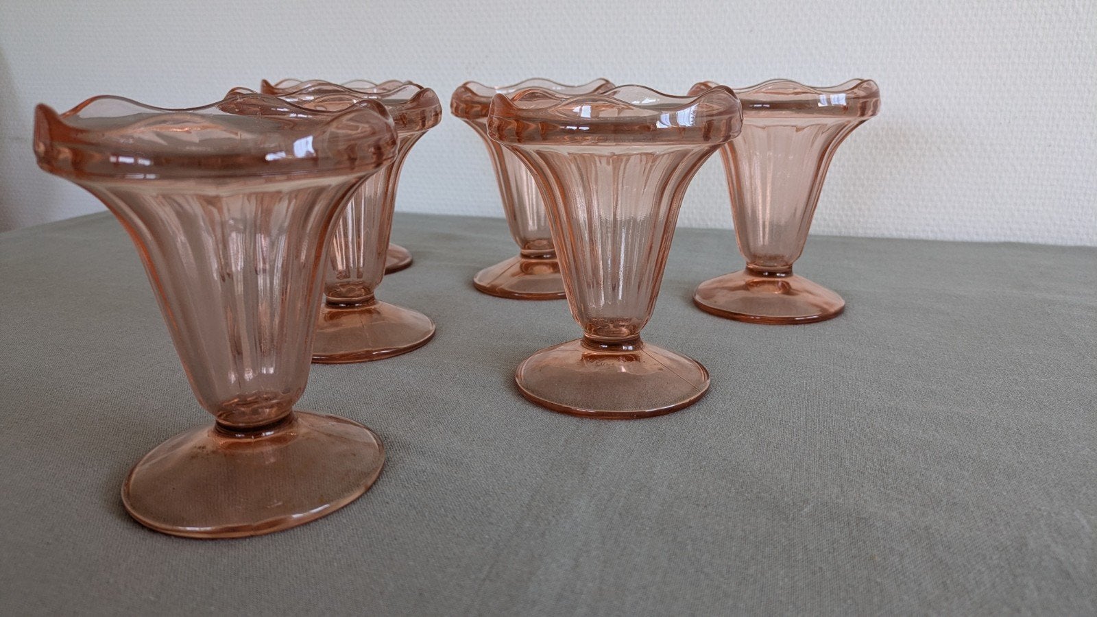 Franse Retro Vintage roze glazen ijscoupes, smoothie beker, Ophalen of Verzenden, Glas, Overige stijlen, Glas of Glazen