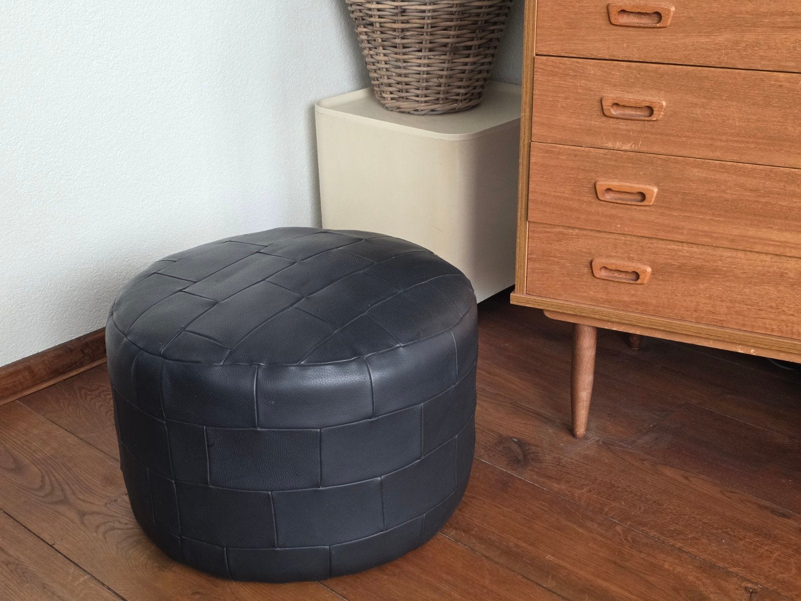 Vintage zwarte leren poef van De Sede, Huis en Inrichting, Banken | Voetenbanken en Poefen, Ophalen, Gebruikt, Leer, Vintage, Design