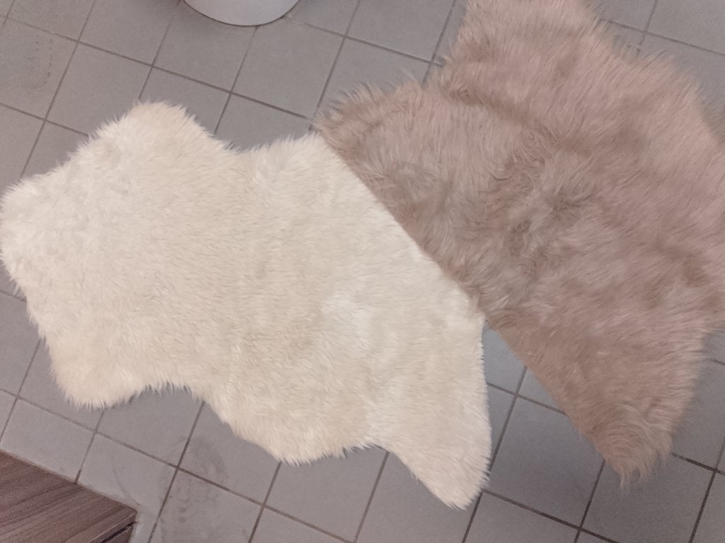 2 imitatie vachtjes / berenvelletjes Wit & Bruin Superzacht, 50 tot 100 cm, Bruin, Zo goed als nieuw, Overige vormen