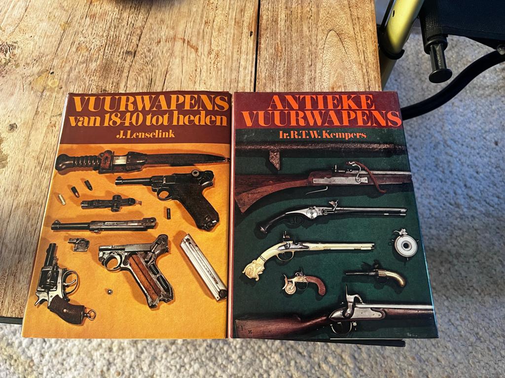 Boeken over vuurwapens: Vuurwapens van 1840 tot heden & Anti, Ophalen of Verzenden, Gelezen, Nederland