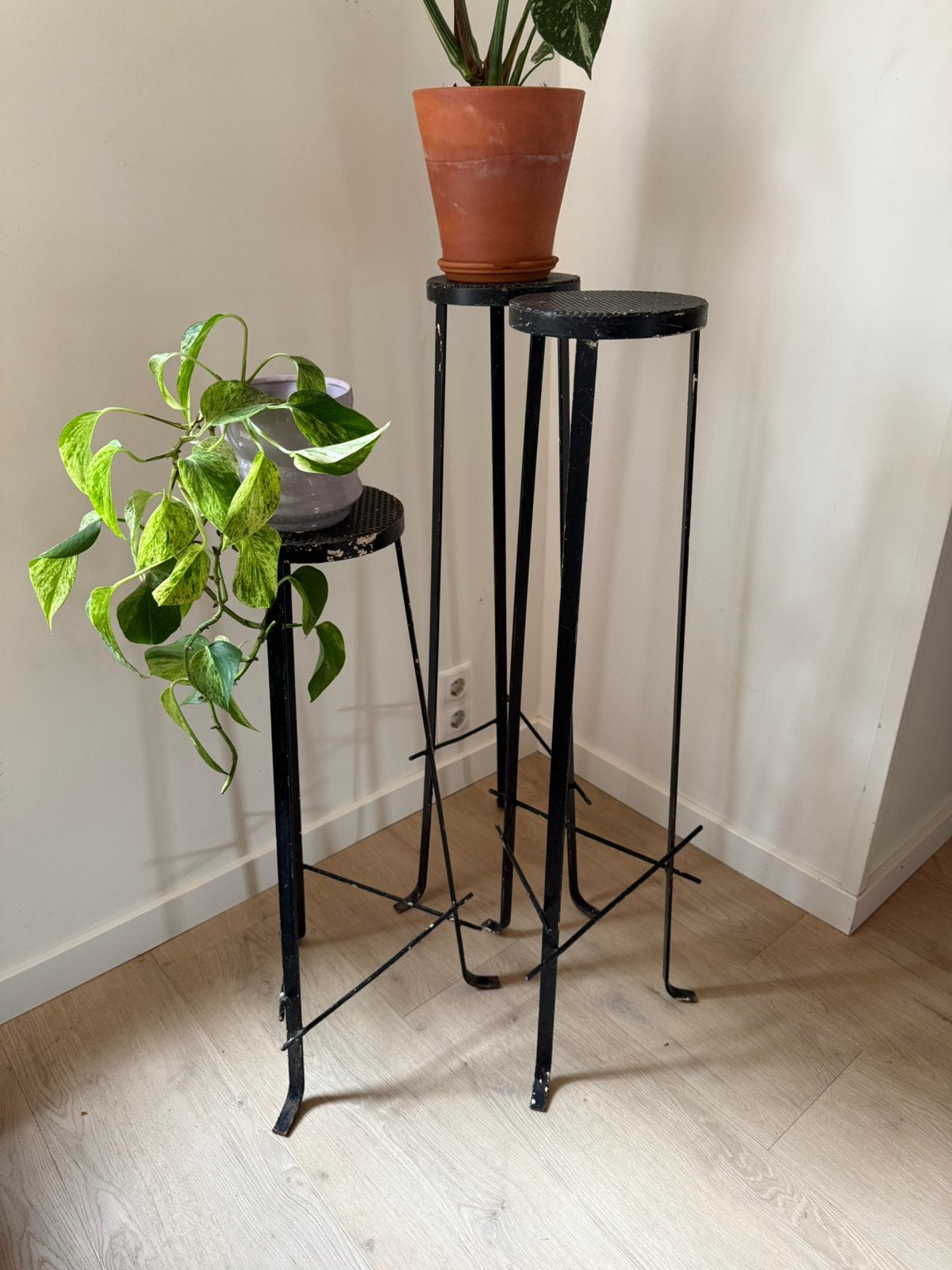 Set van 3 zwarte ijzeren vintage plantentafeltje, Huis en Inrichting, Woonaccessoires | Zuilen en Pilaren, Ophalen, Zo goed als nieuw