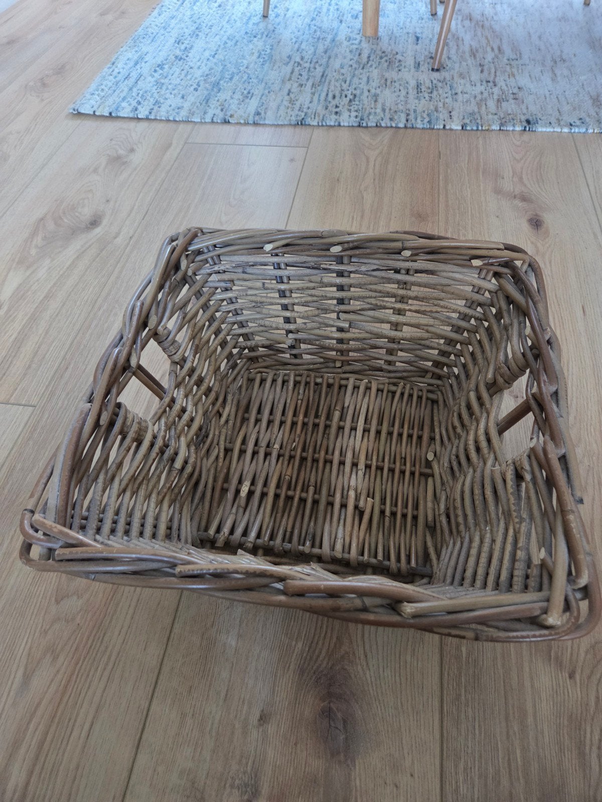 Leuke mand van dik gevlochten pitriet rotan 40x40 cm, Ophalen, Gebruikt, Gevlochten, Mand