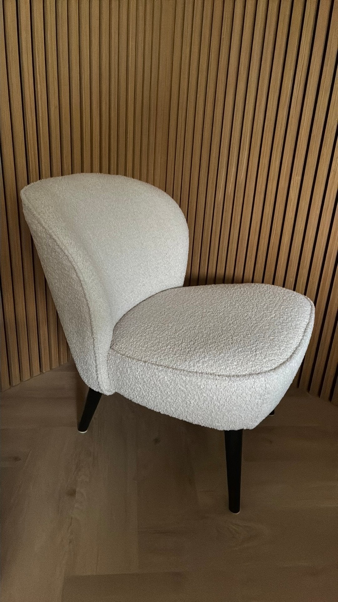 Boucle / teddy lounge stoel woood, Huis en Inrichting, Fauteuils, Ophalen, Zo goed als nieuw, 50 tot 75 cm