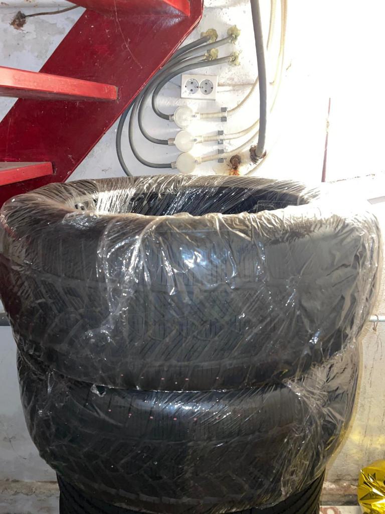 2x winterband (zonder velg) oa voor Volvo XC60, Nieuw, Winterbanden, 235 mm, Band(en)