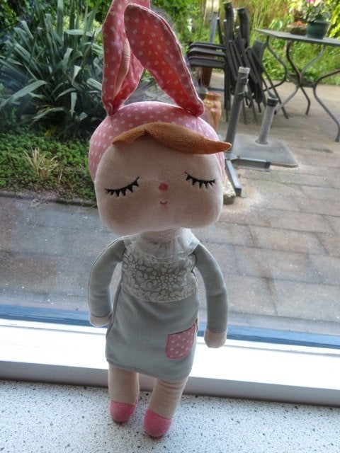 Pop met jurk en konijnenoren merk Metoo meet ca 35 cm, Overige typen, Ophalen of Verzenden, Zo goed als nieuw, Middelgroot (20 tot 80 cm)