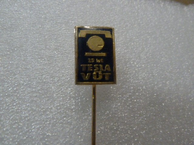 Vintage Tesla VÚT Speldje - 25 jaar, Verzamelen, Ophalen of Verzenden, Zo goed als nieuw, Overige onderwerpen, Speldje of Pin