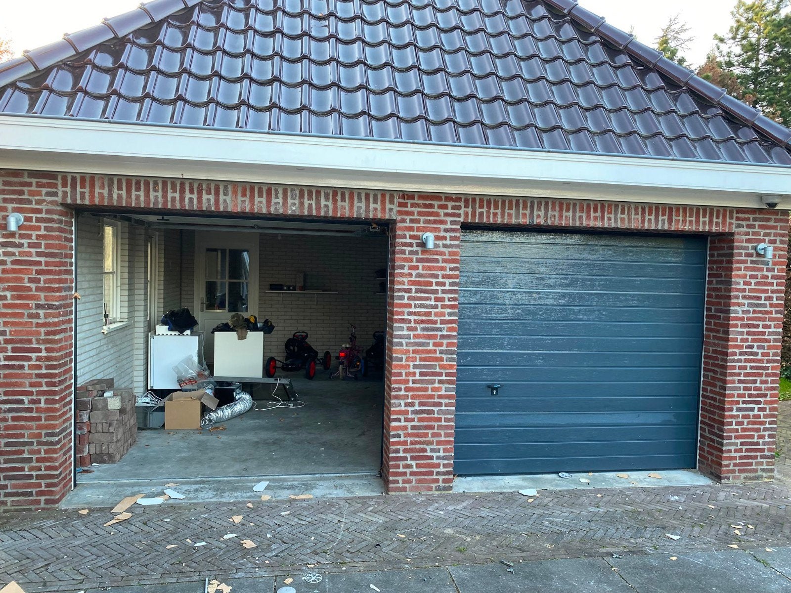 Goed werkende garagedeur, breedte 2370mm, hoogte 2260mm, Ophalen, Kunststof, Gebruikt, Garagedeur