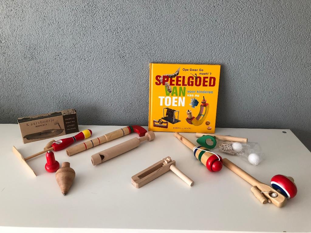 Houten speelgoed en een boek over het speelgoed van toen, Ophalen of Verzenden, Zo goed als nieuw, Overige typen