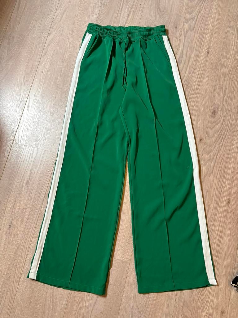 Groene broek met witte streep - maat 36 - nieuw!!, Kleding | Dames, Broeken en Pantalons, Ophalen of Verzenden, Zo goed als nieuw