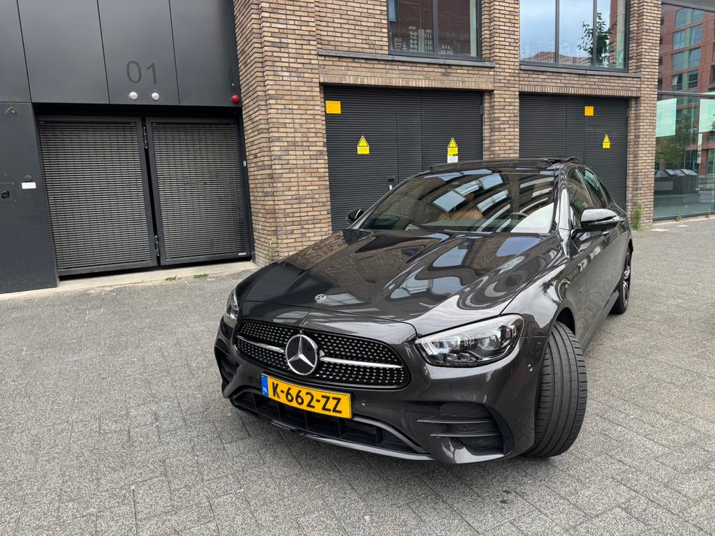 Mercedes-Benz E-Klasse E300 e 333pk 9G-TRONIC 2021 Grijs, Auto's, Mercedes-Benz, Achterwielaandrijving, 320 pk, 120 €/maand, Sedan