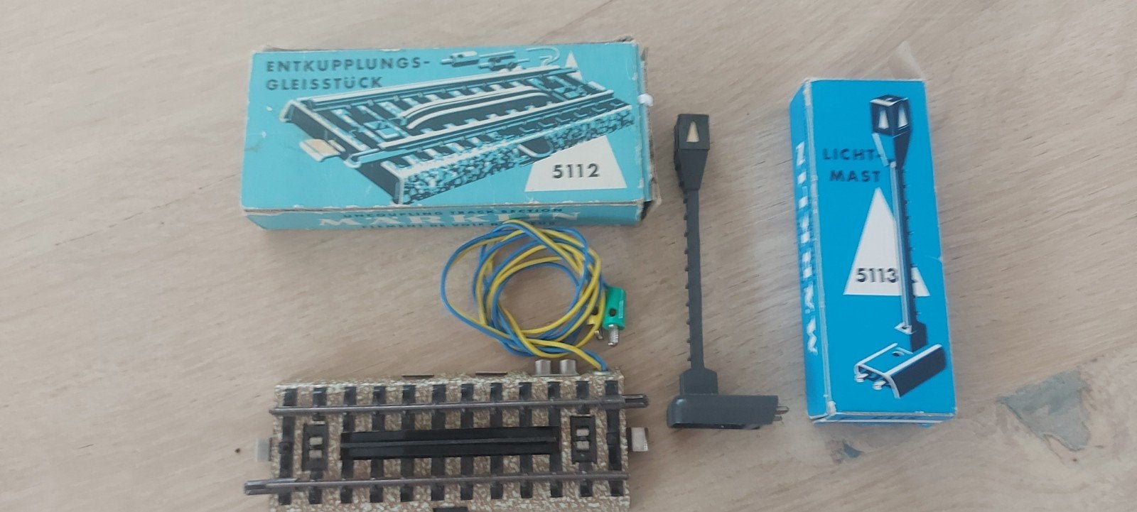 Märklin ontkoppelrail +lantaarn artnr 5112+5113 in ovp, Hobby en Vrije tijd, Wisselstroom, Wagon, Ophalen of Verzenden, Zo goed als nieuw