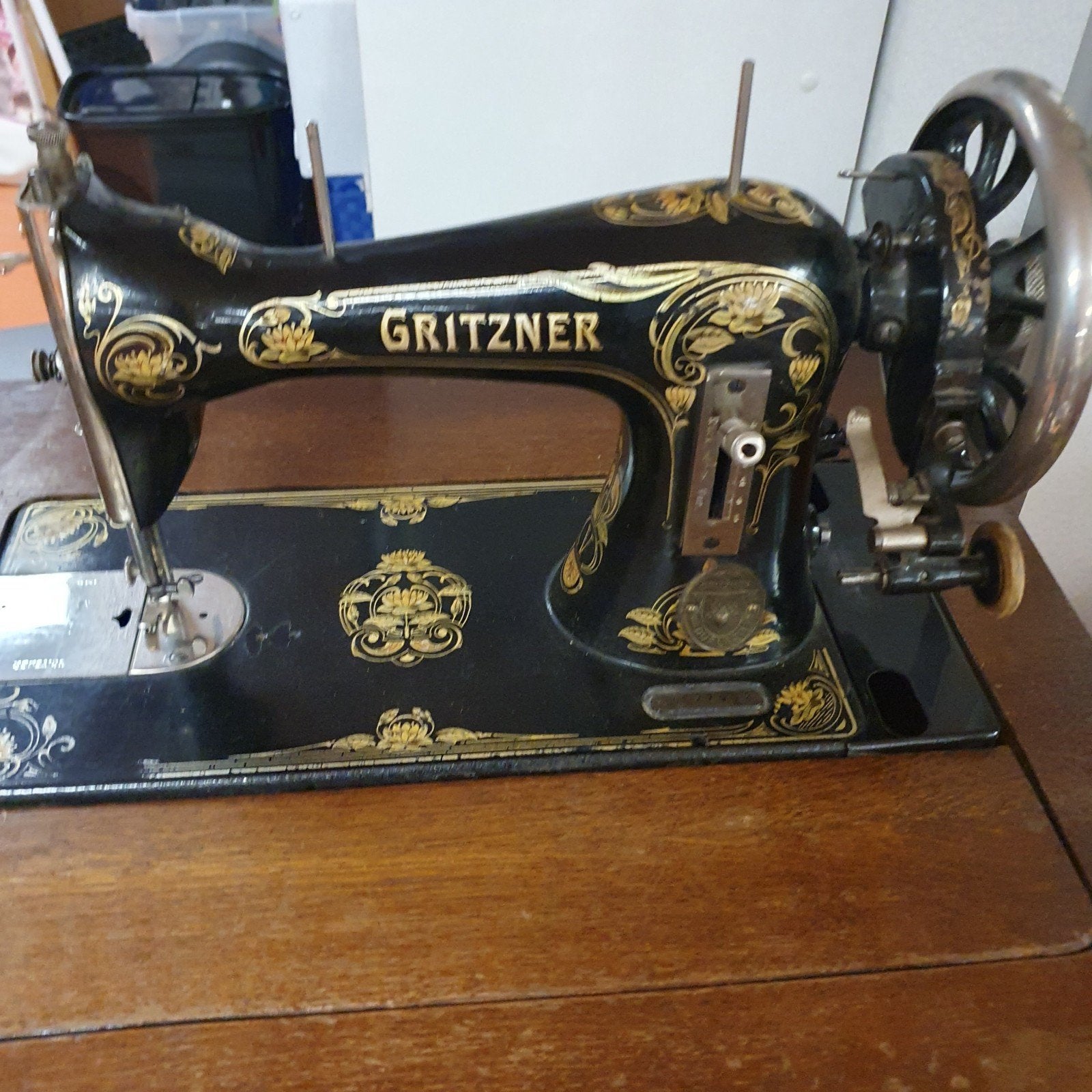 Trapnaaimachine, naaikast merk Gritzner, Ophalen