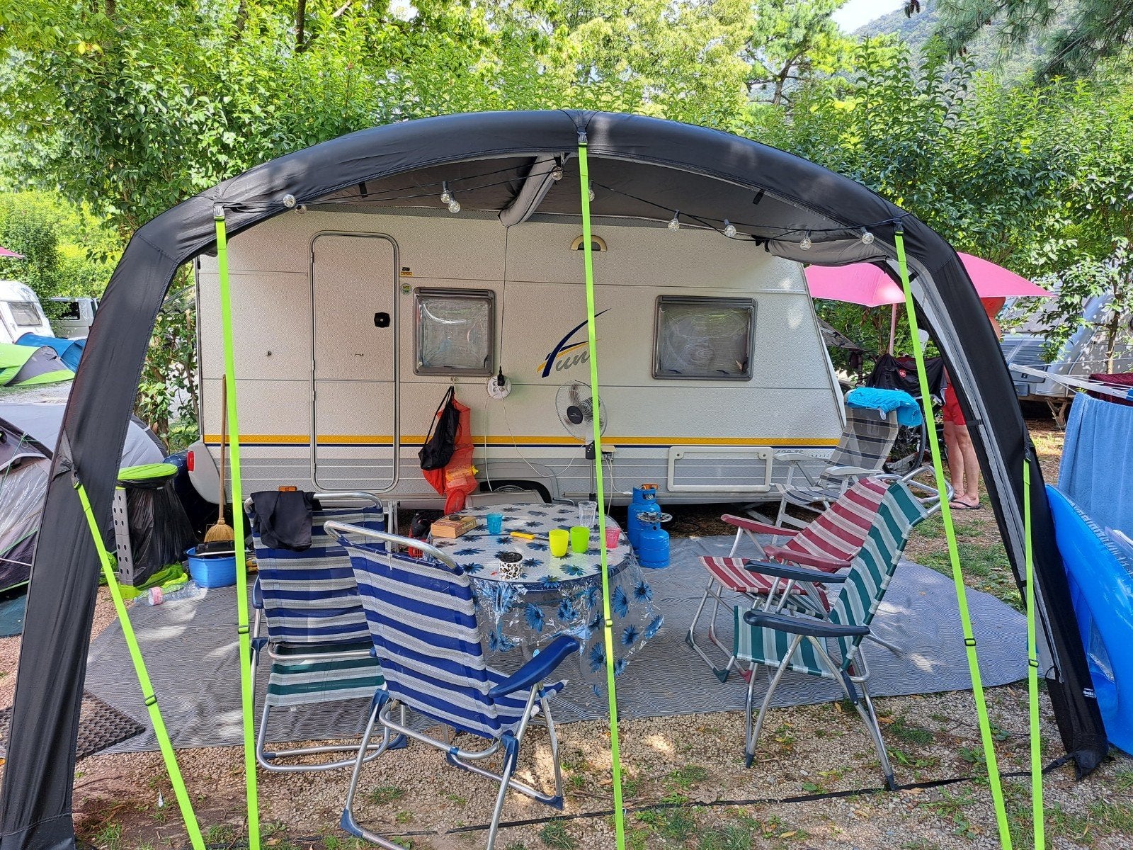Burstner Fun 400TS Incl.(1 jaar gratis) stalling regio R'dam, Caravans en Kamperen, Caravans, Particulier, tot en met 4, Treinzit
