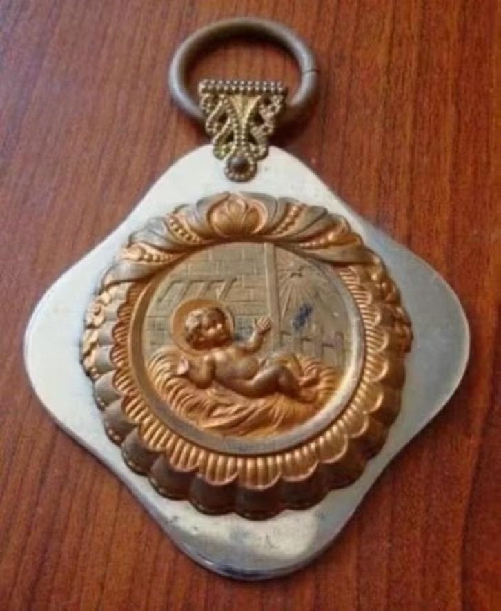 Oude grote medaille of halshanger met kindje Jezus., Verzenden