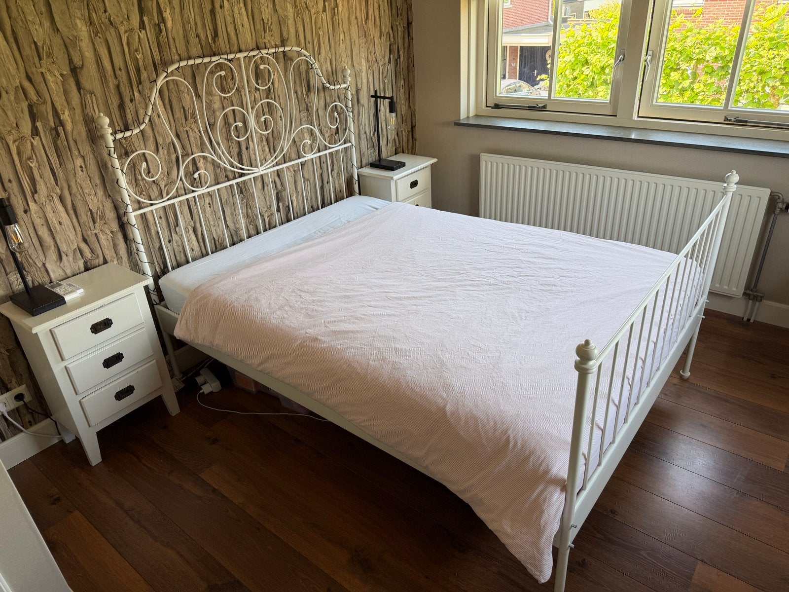 Wit metalen IKEA LEIRVIK tweepersoons bed 140x200 cm, Huis en Inrichting, Slaapkamer | Bedden, Ophalen, Gebruikt, Wit, Tweepersoons