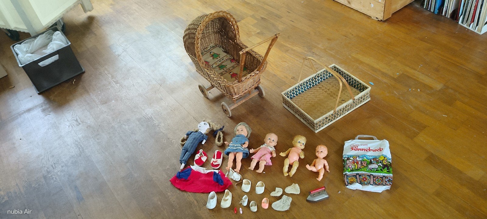 Vintage poppen en accessoires met rieten kinderwagen, Ophalen of Verzenden, Gebruikt, Overige typen
