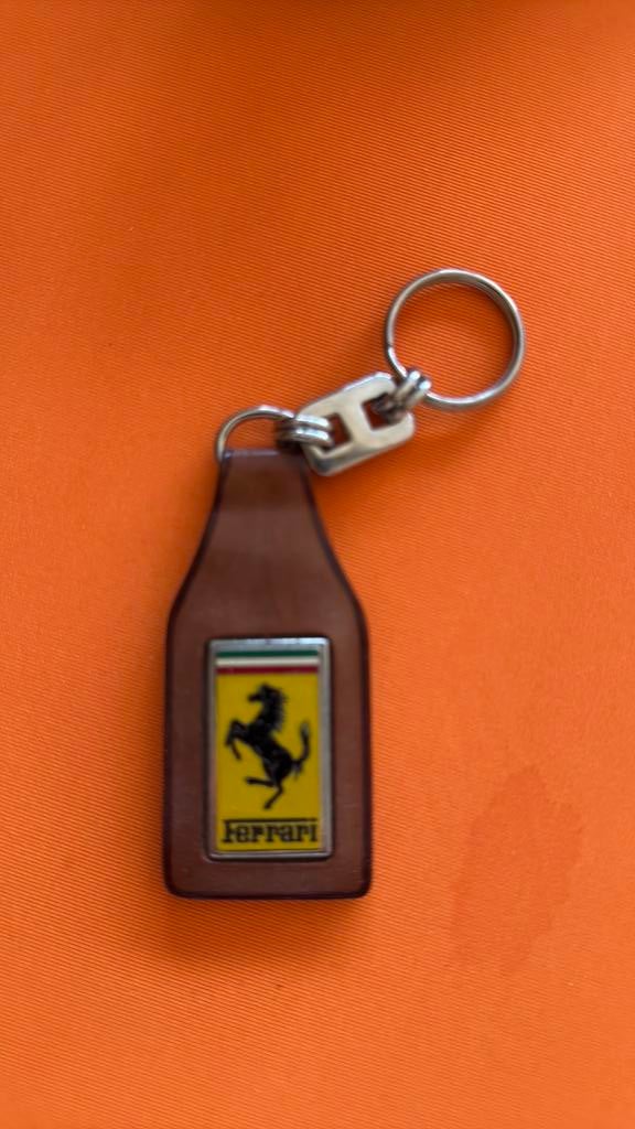 Ferrari sleutelhanger - Bruin leer met logo, Verzamelen, Sleutelhangers, Ophalen of Verzenden, Zo goed als nieuw, Merk