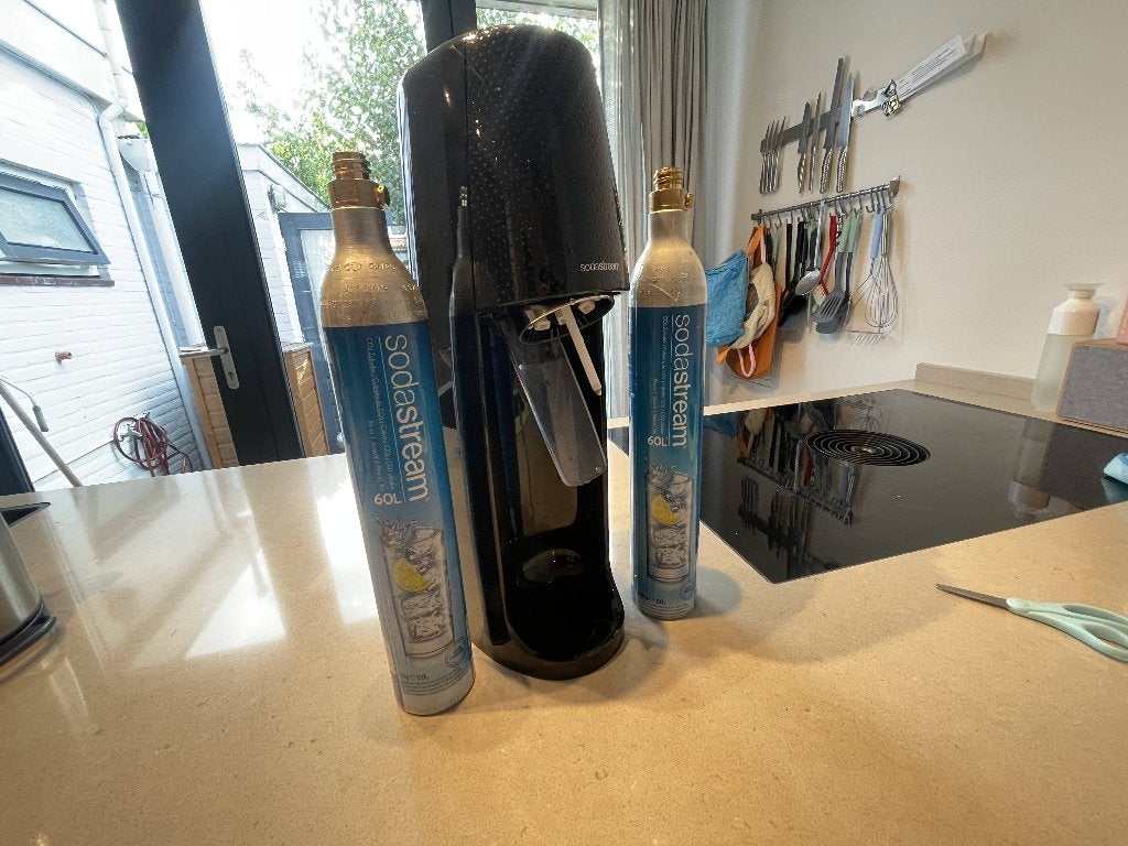20 eur - SodaStream  + 2 CO2 Cylinders, Ophalen, Gebruikt