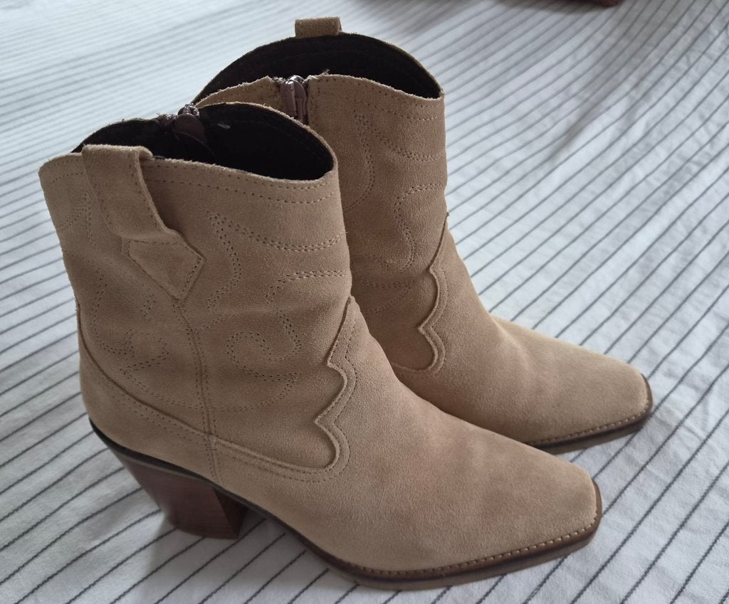 Leuke mooie suede laarsjes maat 38, Kleding | Dames, Beige, Lage of Enkellaarzen, Ophalen of Verzenden, Zo goed als nieuw