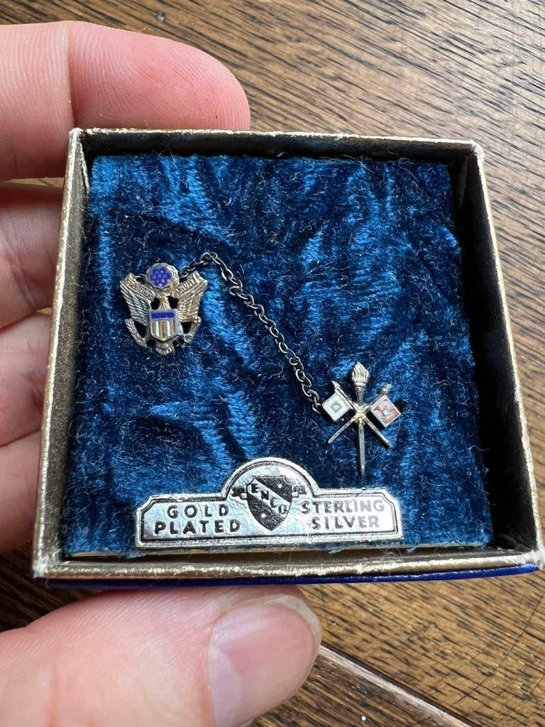 WO2 Amerikaans Signal Corps Sweetheart insignia in doosje, Verzenden, Nederland, Embleem of Badge