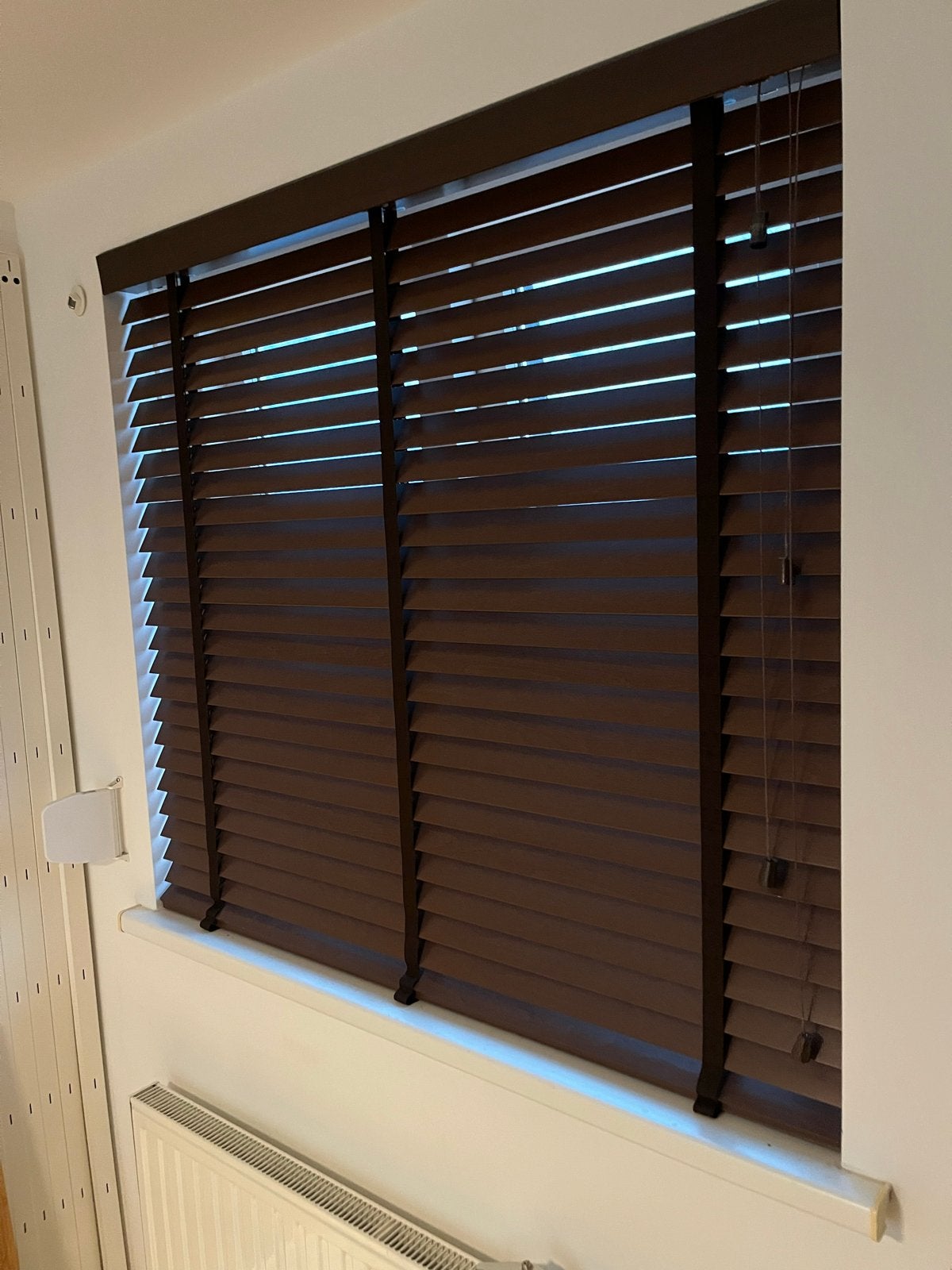 50 mm houten jaloezie/ luxaflex met breed ladderband, Jaloezie, Hout, Ophalen of Verzenden, Zo goed als nieuw