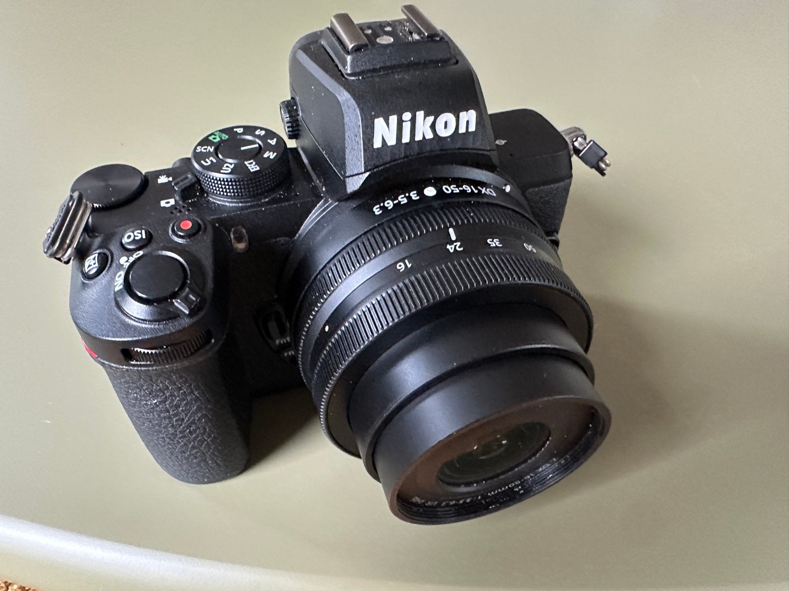 Nikon Z50 met NIKKOR Z DX 16-50mm lens, accu en lader, Accu, Ophalen of Verzenden, Zo goed als nieuw, 20 megapixels