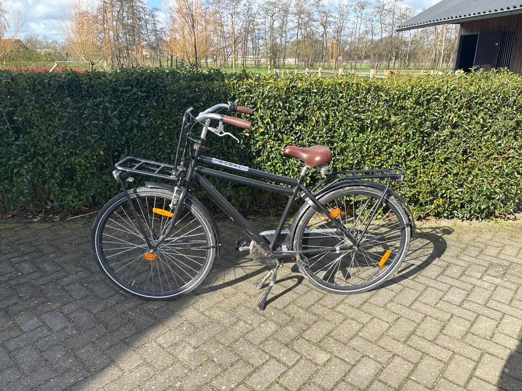zwarte stadsfiets 28 inch met voordrager en versnellingen, Fietsen en Brommers, Fietsen | Dames | Damesfietsen, Zo goed als nieuw
