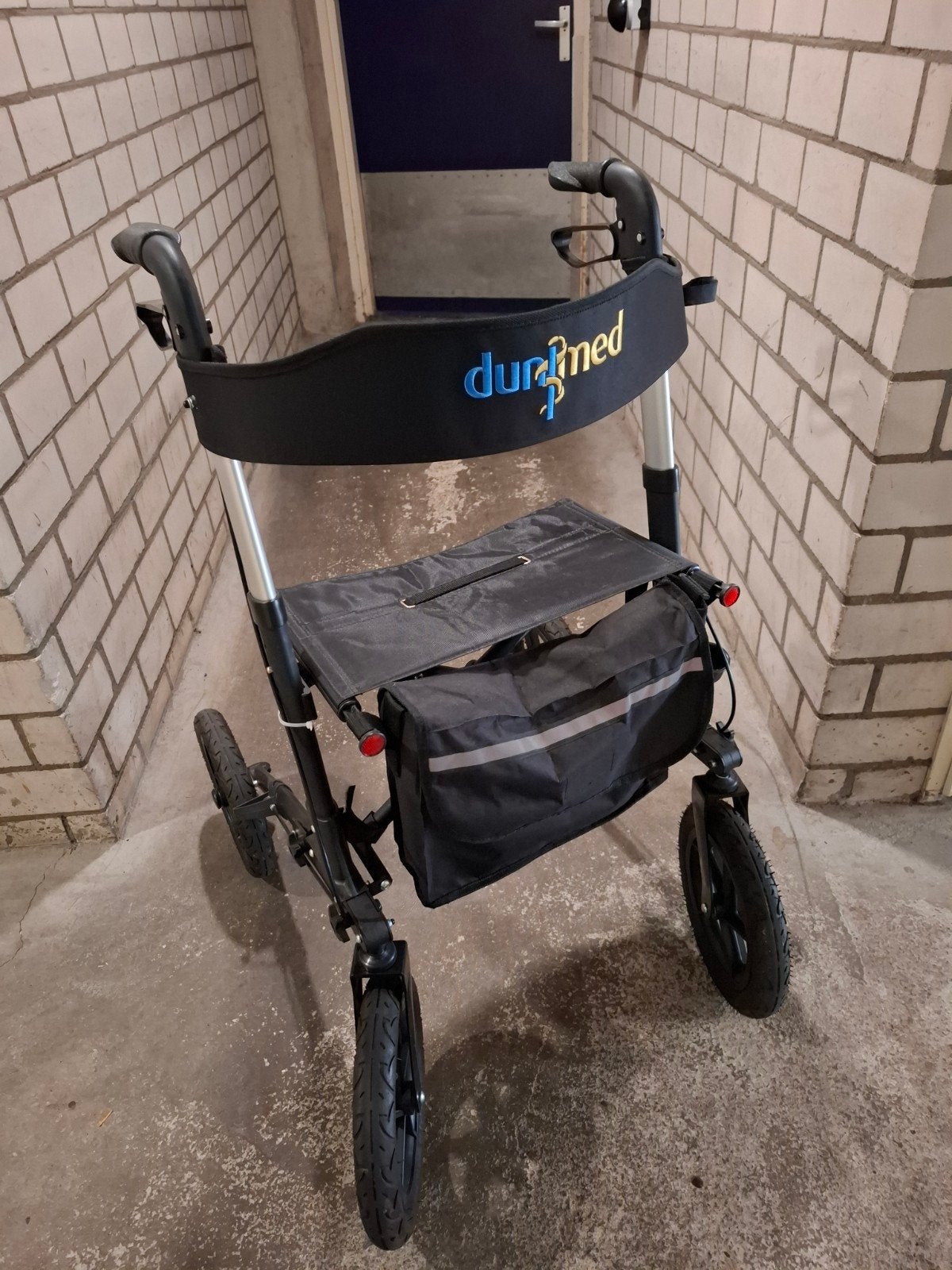 Te koop Rollator met luchtbanden, zwart incl. tas, izgst., Diversen, Ophalen