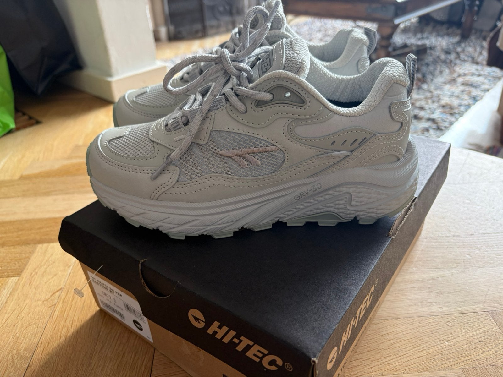 Gloednieuwe grijze sneakers Hi-Tec maat 36, Verzenden, Nieuw, Sneakers of Gympen, Grijs