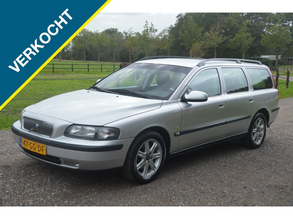 Volvo V70 2.4 Comfort Line Automaat 170 pk APK oktober 2027, Auto's, Automaat, 2435 cc, Volvo, Zilver of Grijs
