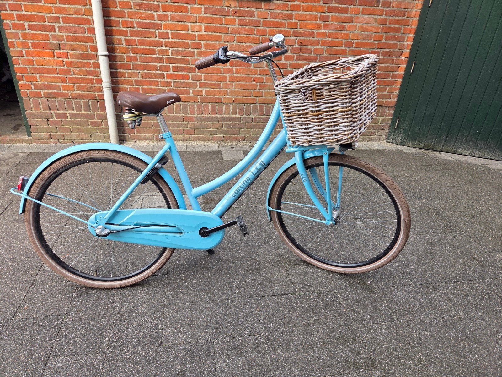 26 inch meisjesfiets - Lichtblauw met mand, Terugtraprem, Gebruikt, Handrem, Cortina