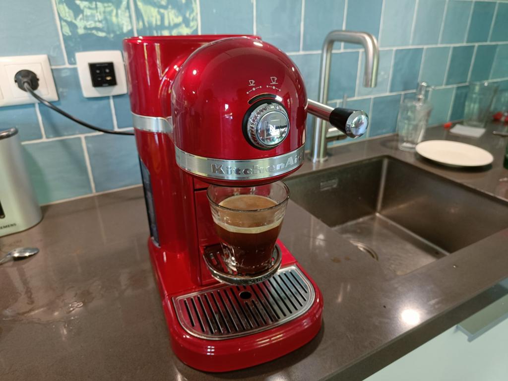Kitchenaid Nespresso rood, Gebruikt, Espresso apparaat, Ophalen of Verzenden, 2 tot 4 kopjes