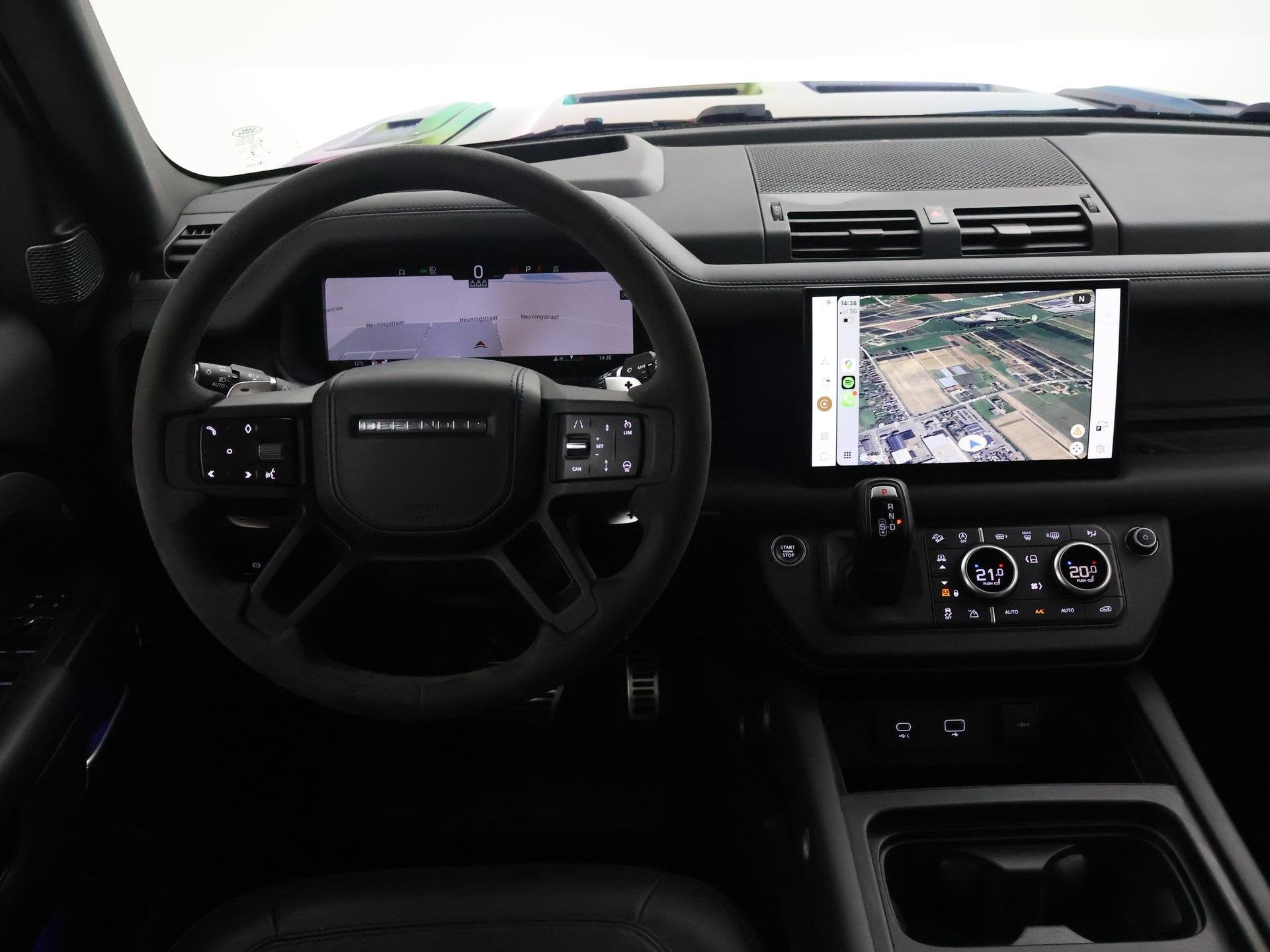 Land Rover Defender 110 P525 5.0 V8 SUPERCHARGED URBAN + MIL, Auto's, Land Rover, Automaat, Zwart, Leder, Vierwielaandrijving