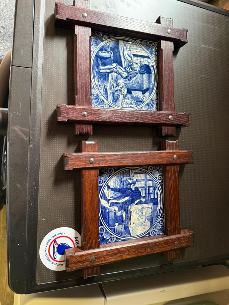 Delfts blauwe tegels in houten lijst - N.J. Luyken, Antiek en Kunst, Ophalen