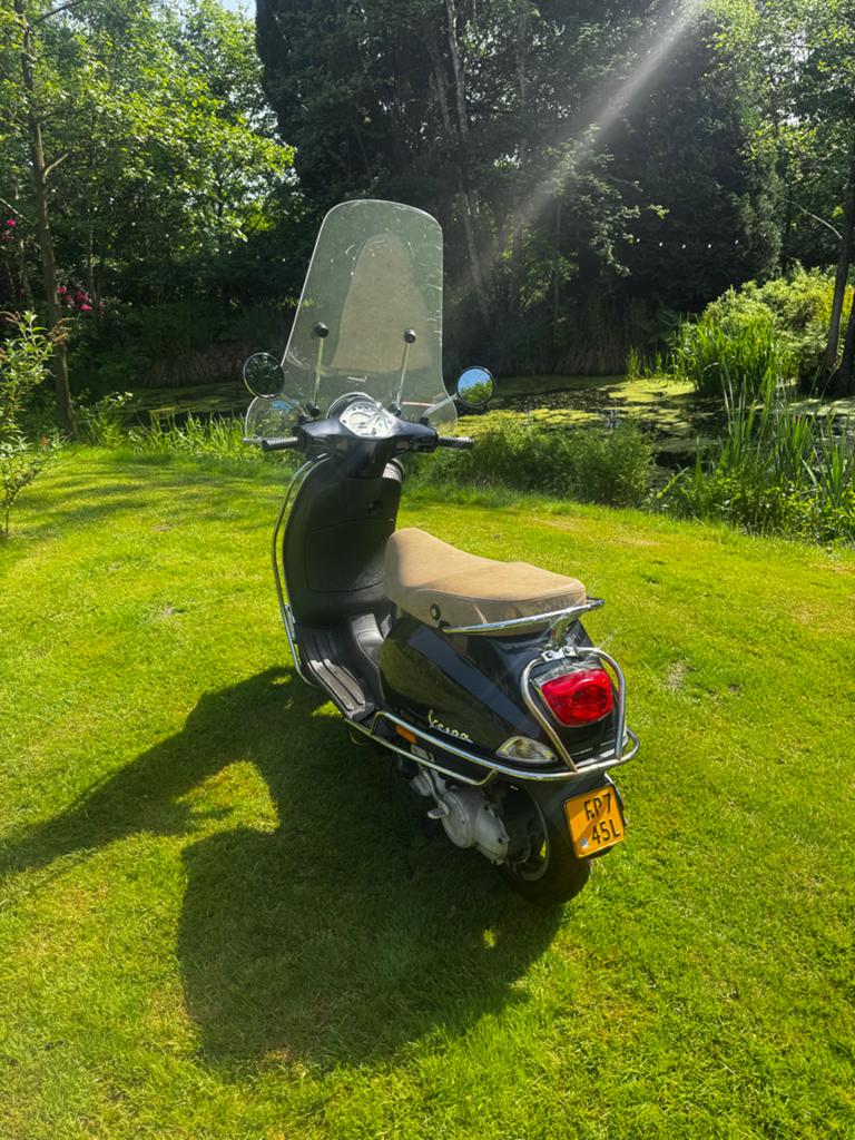 Vespa LX 45 km/u - Zwart met beige zadel, Fietsen en Brommers, Gebruikt, Maximaal 45 km/u, Ophalen of Verzenden, Benzine