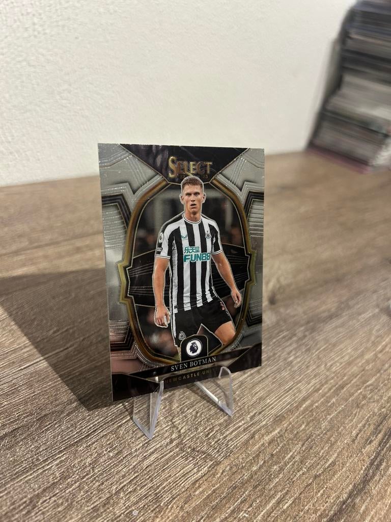 Sven Botman 2022-23 Panini Select PL #71 Terrace Newcastle, Ophalen of Verzenden, Zo goed als nieuw, Buitenlandse clubs, Poster, Plaatje of Sticker