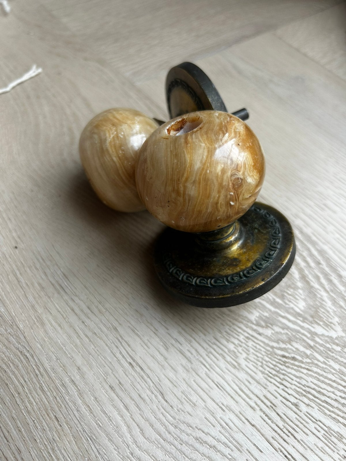 Antiek deurbeslag, steen op messing rozet, Ophalen of Verzenden, Zo goed als nieuw, Koper of Messing, Klink of Kruk
