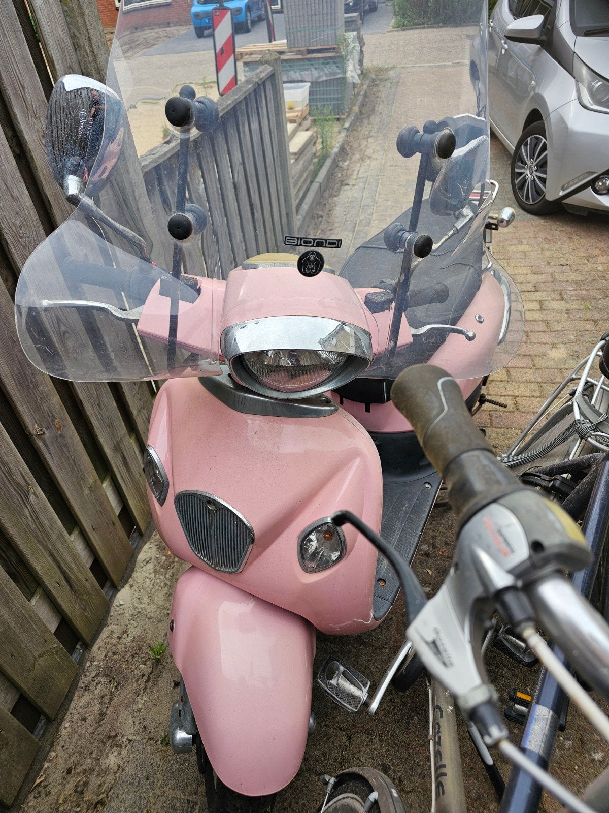 Roze scooter met windscherm, Fietsen en Brommers, Scooters | Overige merken, Gebruikt, Onbekend, Maximaal 45 km/u, Ophalen of Verzenden