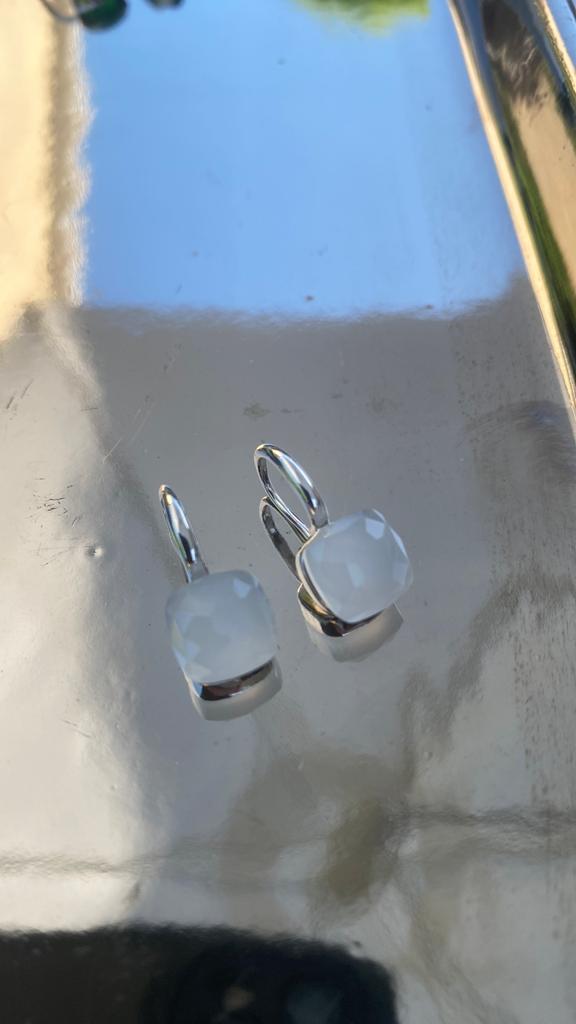 Pomellato stijl zilverkleurige oorbellen met melkkleurige st, Overige materialen, Verzenden, Met edelsteen, Zilver
