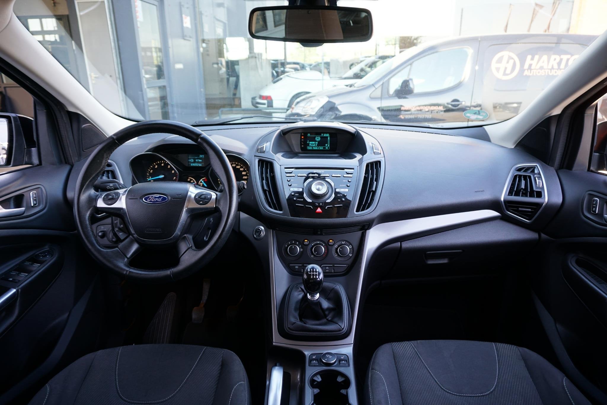 Ford Kuga 1.5 150PK + TREKHAAK / STOELVERWARMING, Auto's, Euro 6, 4 cilinders, Zwart, Bedrijf