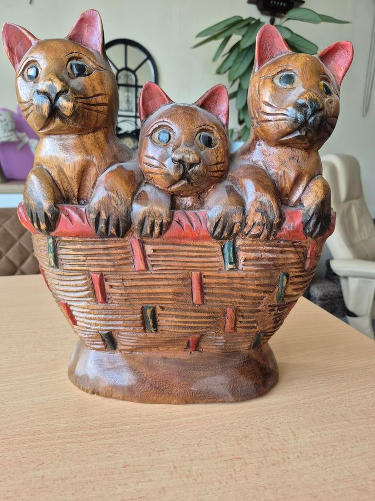 Handgesneden houten beeldje: Drie katten in mand, Verzamelen, Ophalen of Verzenden