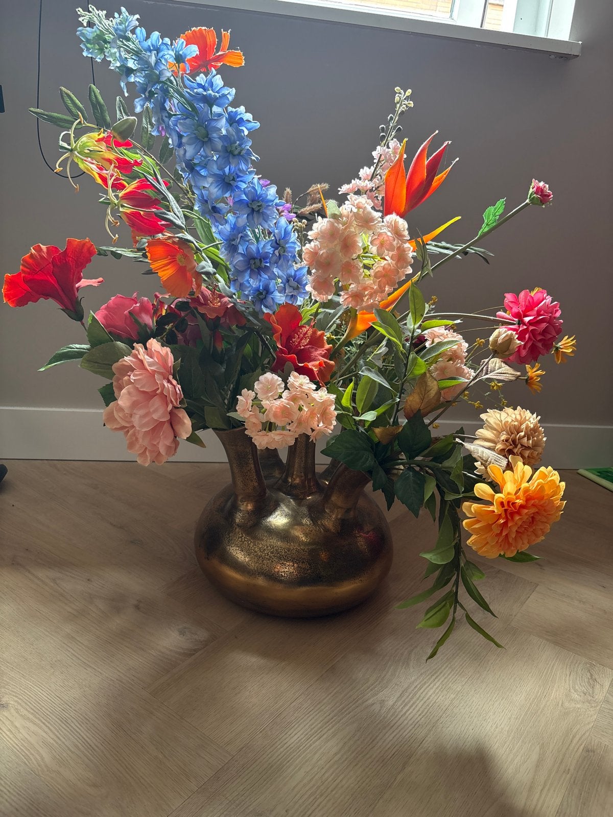 Gouden vaas met diverse kunstbloemen, Meerkleurig, Inclusief decoratie, Ophalen of Verzenden, Zo goed als nieuw