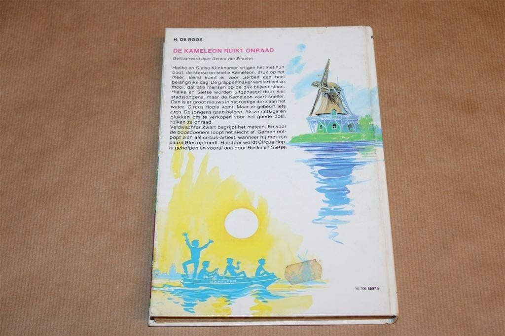De Kameleon Ruikt Onraad — Hinke De Roos 1e Druk [1978], Boeken, Ophalen of Verzenden, Gelezen