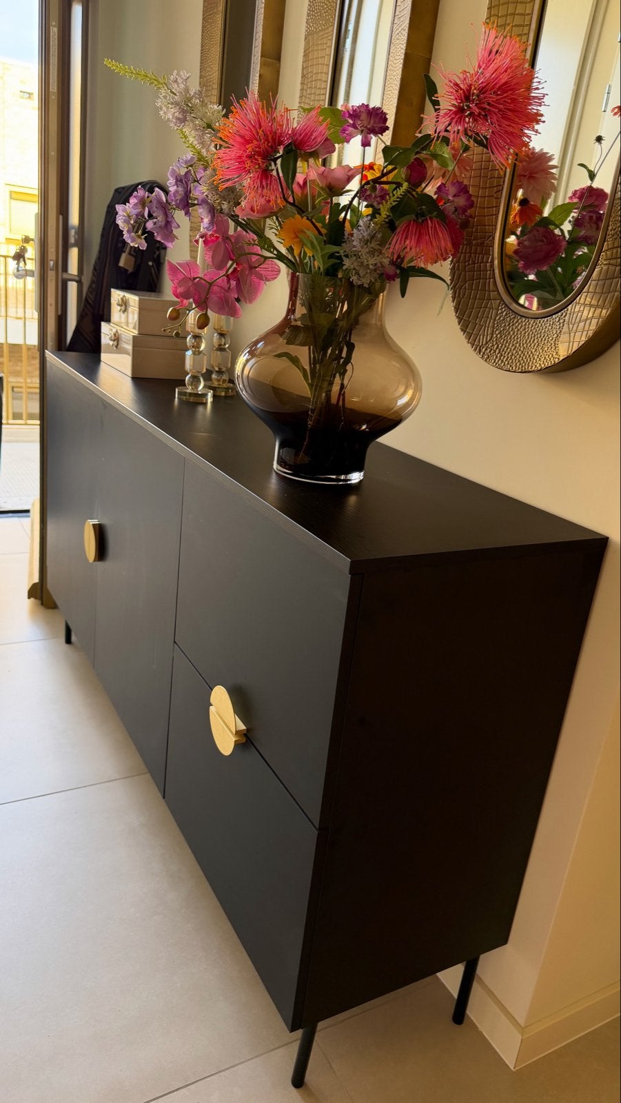 Stijlvol dressoir met gouden accenten, Huis en Inrichting, Kasten | Dressoirs, Ophalen, 100 tot 150 cm, Zo goed als nieuw, Met lade(s)