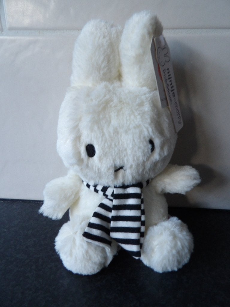 Nieuw met kaartjes Nijntje knuffel Winter sitting 23 cm, Nijntje, Ophalen of Verzenden, Middelgroot (20 tot 80 cm), Wit