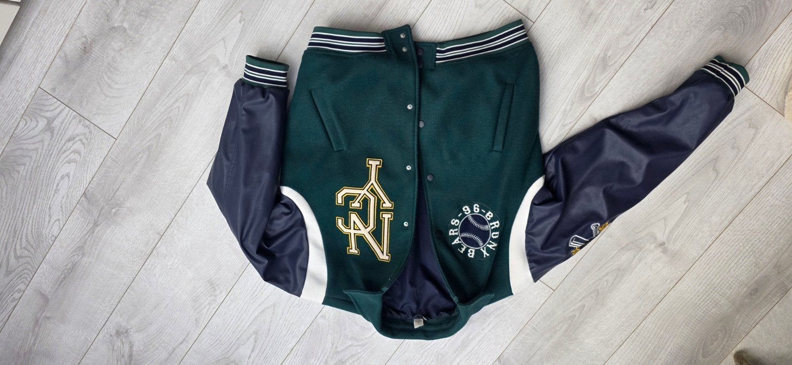 H&M Divided Varsity Jacket - Donkergroen/Donkerblauw, Ophalen, H&M Divided, Maat 34 (XS) of kleiner, Gedragen