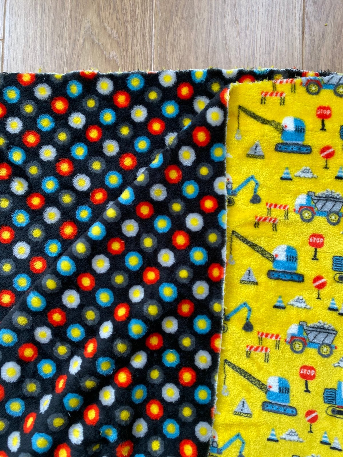 Foto 7 van Wellness fleece geel met constructie voertuigen