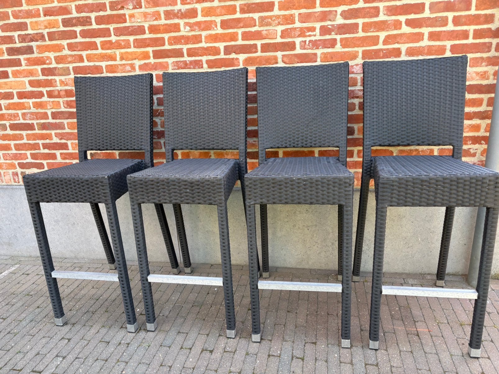 Barkrukken rotan 4 stuks en bartafel, Ophalen, Kunststof, Gebruikt, Met voetsteun