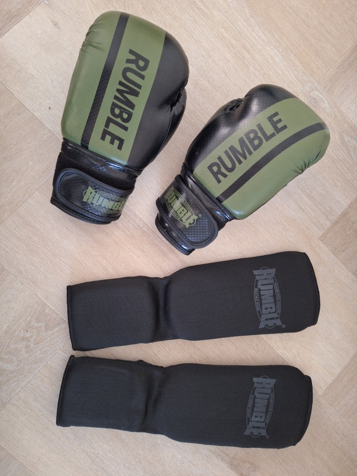Boksset: Scheenbeschermers (S) & Bokshandschoenen (6 oz), Ophalen, Zo goed als nieuw, Bokshandschoenen